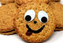 Cookie, dünya çapında tatlı severlerin favori atıştırmalıklarından biridir. İngilizce “biscuit” kelimesinden türeyen ve özellikle Amerika’da yaygınlaşan bu tatlı, ilk olarak 18. yüzyılda fırınlarda pişirilen küçük kekler olarak ortaya çıkmıştır. Zamanla içerisine çikolata parçacıkları, fındık ve ceviz gibi malzemeler eklenerek çeşitlenmiştir. Konulu bir haber görseli.