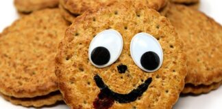 Cookie: Tatlı Krizlerinin Vazgeçilmezi Cookie, dünya çapında tatlı severlerin favori atıştırmalıklarından biridir. İngilizce “biscuit” kelimesinden türeyen ve özellikle Amerika’da yaygınlaşan bu tatlı, ilk olarak 18. yüzyılda fırınlarda pişirilen küçük kekler olarak ortaya çıkmıştır. Zamanla içerisine çikolata parçacıkları, fındık ve ceviz gibi malzemeler eklenerek çeşitlenmiştir. Konulu bir haber görseli.