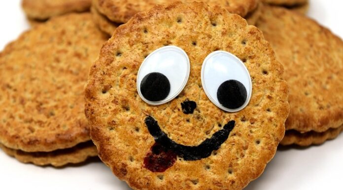 Cookie, dünya çapında tatlı severlerin favori atıştırmalıklarından biridir. İngilizce “biscuit” kelimesinden türeyen ve özellikle Amerika’da yaygınlaşan bu tatlı, ilk olarak 18. yüzyılda fırınlarda pişirilen küçük kekler olarak ortaya çıkmıştır. Zamanla içerisine çikolata parçacıkları, fındık ve ceviz gibi malzemeler eklenerek çeşitlenmiştir. Konulu bir haber görseli.