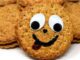 Cookie: Tatlı Krizlerinin Vazgeçilmezi Cookie, dünya çapında tatlı severlerin favori atıştırmalıklarından biridir. İngilizce “biscuit” kelimesinden türeyen ve özellikle Amerika’da yaygınlaşan bu tatlı, ilk olarak 18. yüzyılda fırınlarda pişirilen küçük kekler olarak ortaya çıkmıştır. Zamanla içerisine çikolata parçacıkları, fındık ve ceviz gibi malzemeler eklenerek çeşitlenmiştir. Konulu bir haber görseli.