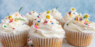 Cupcake, tatlı severlerin gözdesi haline gelmiş, küçük boyutlu ve şirin sunumlarıyla dikkat çeken bir pastacılık ürünüdür. 19. yüzyılda Amerika’da ortaya çıkan bu mini kekler, ev mutfaklarında kolayca hazırlanabilecek pratik tarifler olarak yaygınlaşmıştır. Adını ise küçük kaplarda pişirilmesinden alır. Konulu bir haber görseli.