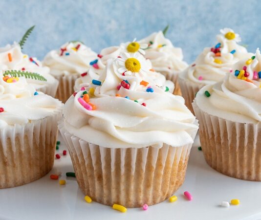 Cupcake, tatlı severlerin gözdesi haline gelmiş, küçük boyutlu ve şirin sunumlarıyla dikkat çeken bir pastacılık ürünüdür. 19. yüzyılda Amerika’da ortaya çıkan bu mini kekler, ev mutfaklarında kolayca hazırlanabilecek pratik tarifler olarak yaygınlaşmıştır. Adını ise küçük kaplarda pişirilmesinden alır. Konulu bir haber görseli.