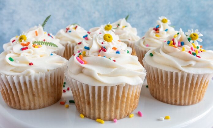 Cupcake, tatlı severlerin gözdesi haline gelmiş, küçük boyutlu ve şirin sunumlarıyla dikkat çeken bir pastacılık ürünüdür. 19. yüzyılda Amerika’da ortaya çıkan bu mini kekler, ev mutfaklarında kolayca hazırlanabilecek pratik tarifler olarak yaygınlaşmıştır. Adını ise küçük kaplarda pişirilmesinden alır. Konulu bir haber görseli.