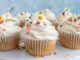 Cupcake: Küçük Boyda Büyük Lezzet Deneyimi Cupcake, tatlı severlerin gözdesi haline gelmiş, küçük boyutlu ve şirin sunumlarıyla dikkat çeken bir pastacılık ürünüdür. 19. yüzyılda Amerika’da ortaya çıkan bu mini kekler, ev mutfaklarında kolayca hazırlanabilecek pratik tarifler olarak yaygınlaşmıştır. Adını ise küçük kaplarda pişirilmesinden alır. Konulu bir haber görseli.