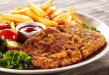 Avrupa mutfaklarının en sevilen yemeklerinden biri olan dana şinitzel, aslen Avusturya’nın başkenti Viyana’da doğmuş ve kısa sürede dünyaya yayılmıştır. Viyana usulü şinitzelin temel özelliği, ince dövülmüş etin galeta unu ile kaplanıp kızartılmasıdır. Bu yöntem, hem etin yumuşak kalmasını sağlar hem de dışının çıtır çıtır olmasına yardımcı olur. Konulu bir haber görseli.