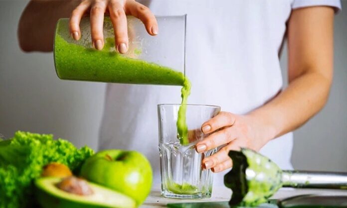 Detoks Vücudu Arındırmanın ve Yenilemenin Yolu Detoks, modern yaşamın getirdiği stres ve yanlış beslenme alışkanlıkları nedeniyle birikmiş toksinleri vücuttan uzaklaştırmayı amaçlayan yöntemleri ifade eder. Düzenli yapılan detoks uygulamaları, sindirim sisteminin daha verimli çalışmasına katkı sağlar ve metabolizmayı hızlandırır. Bu süreçte tüketilen doğal içecekler ve besinler, bağışıklık sistemini güçlendirir. Konulu bir haber görseli.