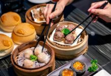Dim Sum, Çin mutfağının en köklü ve sevilen geleneklerinden biridir. Çay kültürüyle özdeşleşen bu yemek türü, küçük porsiyonlar halinde servis edilen çeşitli yiyeceklerden oluşur. Tarihi, yüzyıllar öncesine dayanan bu lezzet, özellikle Guangdong bölgesinde ortaya çıkmış ve zamanla Çin’in farklı bölgelerine yayılmıştır. Yolculara hızlı ve doyurucu yiyecek sunma amacıyla başlayan bu gelenek, bugün hem Çin mutfağının hem de dünya gastronomisinin vazgeçilmez bir parçası haline gelmiştir. Konulu bir haber görseli.