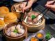 Dim Sum Lezzetinin Küresel Yolculuğu ve Popülerliği Dim Sum, Çin mutfağının en köklü ve sevilen geleneklerinden biridir. Çay kültürüyle özdeşleşen bu yemek türü, küçük porsiyonlar halinde servis edilen çeşitli yiyeceklerden oluşur. Tarihi, yüzyıllar öncesine dayanan bu lezzet, özellikle Guangdong bölgesinde ortaya çıkmış ve zamanla Çin’in farklı bölgelerine yayılmıştır. Yolculara hızlı ve doyurucu yiyecek sunma amacıyla başlayan bu gelenek, bugün hem Çin mutfağının hem de dünya gastronomisinin vazgeçilmez bir parçası haline gelmiştir. Konulu bir haber görseli.