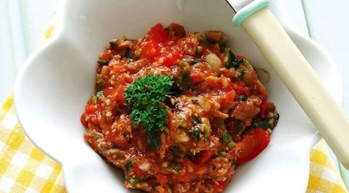 Domatesli et, geleneksel mutfakların vazgeçilmez tariflerinden biridir. Hem etin zengin protein içeriğini hem de domatesin sağlıklı bileşenlerini bir araya getiren bu yemek, dengeli beslenme için ideal bir seçenek sunar. Et, kas gelişimi ve vücut fonksiyonları için gerekli proteini sağlarken, domates C vitamini ve likopen açısından zengindir. Konulu bir haber görseli.