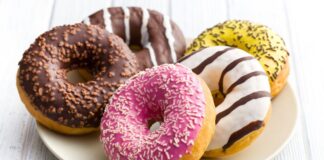Donut: Tatlı Krizlerinin Vazgeçilmez Lezzeti Donut, dünya mutfağının en sevilen hamur işleri arasında yer alır. Adını İngilizce “dough” (hamur) ve “nut” (fındık) kelimelerinin birleşiminden alan bu tatlı, ilk olarak 19. yüzyılda Amerika’da popülerleşmiştir. Başlangıçta sade ve halk arasında basit bir atıştırmalık olarak tüketilen donut, günümüzde çeşitli şekil, dolgu ve kaplamalarla zenginleşmiştir. Konulu bir haber görseli.