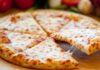Dört Peynirli Pizza: Peynir Tutkunlarının Vazgeçilmezi Dört peynirli pizza, İtalyan mutfağından dünyaya yayılmış klasik bir pizza çeşididir. Bu pizza türü, adından da anlaşılacağı üzere dört farklı peynirin bir araya gelmesiyle oluşur. Mozzarella, gorgonzola, parmesan ve taleggio gibi peynirler, pizzaya zengin ve dengeli bir tat sağlar. Konulu bir haber görseli.