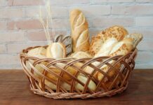 Geleneksel mutfak kültürlerinde ekmek, sofraların baş tacı olarak kabul edilir ve farklı çeşitlerin bir arada sunulduğu ekmek sepeti, bu kültürün en güzel örneklerinden biridir. Kahvaltılardan akşam yemeklerine kadar her öğünde kullanılabilen ekmek sepeti, hem görsellik hem de lezzet açısından sofraları zenginleştirir. Konulu bir haber görseli.