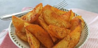 Günümüzde elma dilim patates, hem fast food menülerinde hem de ev mutfaklarında sıkça tercih edilen bir lezzet haline geldi. Patateslerin elma dilimi şeklinde kesilmesi, hem estetik bir sunum sağlıyor hem de çıtır dokusuyla dikkat çekiyor. Çocuklardan yetişkinlere kadar geniş bir kitleye hitap eden bu lezzet, özellikle hızlı atıştırmalık arayanların favorisi konumunda. Konulu bir haber görseli.