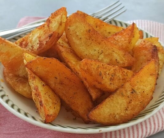 Elma Dilim Patates: Lezzetin Yeni Yüzü Günümüzde elma dilim patates, hem fast food menülerinde hem de ev mutfaklarında sıkça tercih edilen bir lezzet haline geldi. Patateslerin elma dilimi şeklinde kesilmesi, hem estetik bir sunum sağlıyor hem de çıtır dokusuyla dikkat çekiyor. Çocuklardan yetişkinlere kadar geniş bir kitleye hitap eden bu lezzet, özellikle hızlı atıştırmalık arayanların favorisi konumunda. Konulu bir haber görseli.