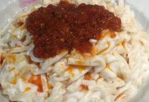 Erişte mantı, Türk mutfağının sevilen yemeklerinden biridir ve kökeni yüzyıllar öncesine dayanır. Mantının hamurunun incecik açılması ve iç harcının özenle hazırlanması, yemeğin özgün lezzetini oluşturur. Erişte, mantıya farklı bir doku ve lezzet kazandırarak bu yemeği sofraların vazgeçilmezlerinden biri hâline getirir. Konulu bir haber görseli.