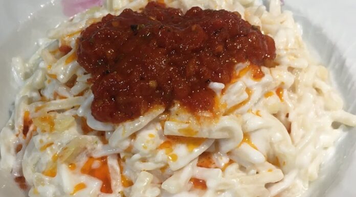 Erişte mantı, Türk mutfağının sevilen yemeklerinden biridir ve kökeni yüzyıllar öncesine dayanır. Mantının hamurunun incecik açılması ve iç harcının özenle hazırlanması, yemeğin özgün lezzetini oluşturur. Erişte, mantıya farklı bir doku ve lezzet kazandırarak bu yemeği sofraların vazgeçilmezlerinden biri hâline getirir. Konulu bir haber görseli.