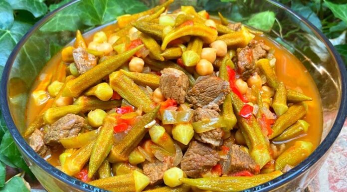 Etli bamya, Türk mutfağının vazgeçilmez lezzetlerinden biri olarak sofralarda kendine özel bir yer edinmiştir. Hem etin protein bakımından zengin içeriğini hem de bamyanın lif ve vitamin değerini bir araya getiren bu yemek, dengeli beslenme açısından oldukça önemlidir. Bamya, özellikle yaz aylarında taze olarak kullanıldığında yemeğe tatlımsı ve hafif ekşi bir aroma kazandırır. Konulu bir haber görseli.