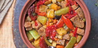 Türk mutfağının köklü mirası arasında yer alan etli güveç, yüzyıllardır sofralarda kendine yer bulmuş en özel yemeklerden biridir. Anadolu’nun farklı bölgelerinde pişirme yöntemleri değişiklik gösterse de temelinde aynı lezzeti barındıran bu yemek, geleneksel tencere yemeklerinin en değerli örneklerinden kabul edilir. Özellikle toprak güveç kaplarında ağır ateşte pişirilmesiyle ortaya çıkan eşsiz aroma, hem göze hem damağa hitap eder. Konulu bir haber görseli.