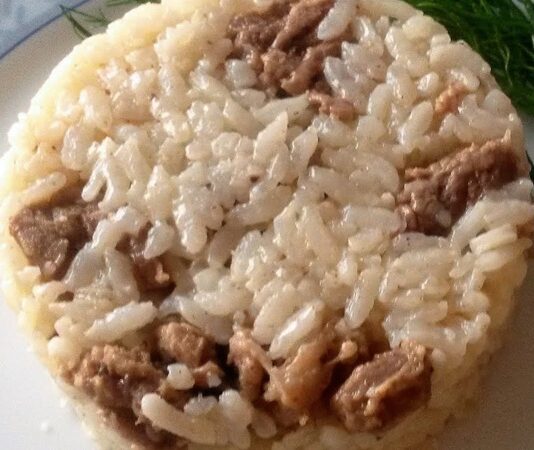 Etli pilav, Türk mutfağının klasiklerinden biri olarak sofralarda kendine özel bir yer edinmiştir. Tarih boyunca düğünlerden özel günlere, günlük yemeklerden bayram sofralarına kadar birçok etkinlikte hazırlanmıştır. Özellikle etin aroması ve pilavın yumuşak dokusu birleştiğinde ortaya çıkan lezzet, nesiller boyu sevilerek tüketilmiştir. Konulu bir haber görseli.