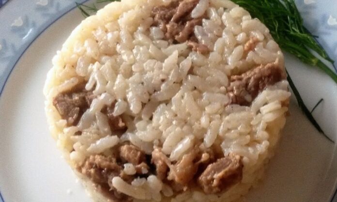 Etli pilav, Türk mutfağının klasiklerinden biri olarak sofralarda kendine özel bir yer edinmiştir. Tarih boyunca düğünlerden özel günlere, günlük yemeklerden bayram sofralarına kadar birçok etkinlikte hazırlanmıştır. Özellikle etin aroması ve pilavın yumuşak dokusu birleştiğinde ortaya çıkan lezzet, nesiller boyu sevilerek tüketilmiştir. Konulu bir haber görseli.