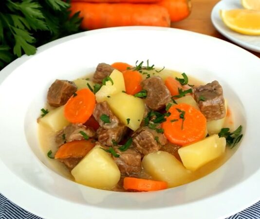 Evlerde en çok tercih edilen yemeklerden biri olan et haşlama, hem besleyici hem de lezzetli bir öğün alternatifi sunar. Yemeğin lezzeti, kullanılacak etin tazeliği ve pişirme süresine bağlı olarak değişir. Özellikle dana ve kuzu eti, haşlama yemeklerinde sıkça tercih edilir. Etin doğru şekilde haşlanması, yemeğin yumuşak ve sulu olmasını sağlar. Etin yağ oranı, kemikli veya kemiksiz oluşu da haşlamanın kıvamını etkiler. Konulu bir haber görseli.