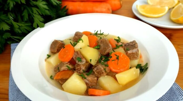 Evlerde en çok tercih edilen yemeklerden biri olan et haşlama, hem besleyici hem de lezzetli bir öğün alternatifi sunar. Yemeğin lezzeti, kullanılacak etin tazeliği ve pişirme süresine bağlı olarak değişir. Özellikle dana ve kuzu eti, haşlama yemeklerinde sıkça tercih edilir. Etin doğru şekilde haşlanması, yemeğin yumuşak ve sulu olmasını sağlar. Etin yağ oranı, kemikli veya kemiksiz oluşu da haşlamanın kıvamını etkiler. Konulu bir haber görseli.