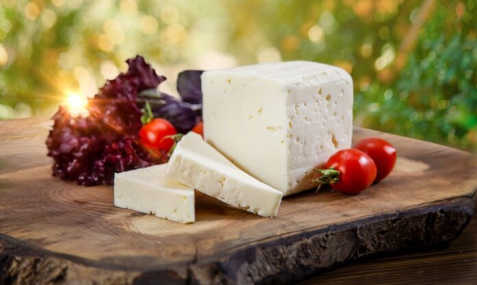 Ezine Beyaz Peynir Gelenekten Sofralara Lezzet Yolculuğu Ezine beyaz peynir, Türkiye’nin en değerli peynir çeşitlerinden biri olarak sofralarda kendine özgü yer edinmiştir. Kendine has aroması, yumuşak dokusu ve tuz dengesiyle kahvaltıların vazgeçilmez lezzeti olmuştur. Ezine’nin doğal otlaklarında yetişen inek, koyun ve keçi sütlerinin karışımıyla üretilen bu peynir, hem geleneksel hem de modern mutfaklarda farklı tariflerle değerlendirilebilmektedir. Konulu bir haber görseli.