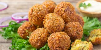 Falafel: Orta Doğu’nun Lezzetli Atıştırmalığı Falafel, Orta Doğu mutfağının en bilinen ve sevilen lezzetlerinden biridir. Nohut veya bakla bazlı olarak hazırlanan bu kızartılmış toplar, hem vejetaryenler hem de et severler için sağlıklı bir alternatif sunar. Baharatlar ve taze otlarla zenginleştirilen falafel, çıtır dış yüzeyi ve yumuşak iç dokusuyla damaklarda unutulmaz bir tat bırakır. Bu yazımızda falafel tarifinden tarihçesine, hazırlık aşamalarından sunum önerilerine kadar detaylı bilgiler bulabilirsiniz. Konulu bir haber görseli.