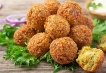 Ortadoğu mutfağının en bilinen ve sevilen lezzetlerinden biri olan Falafel, nohut veya bakla gibi baklagillerden yapılan küçük, yuvarlak köftelerdir. Baharatlarla zenginleştirilen bu karışım, kızartılarak ya da fırında pişirilerek servis edilir. Falafel, hem doyurucu hem de besleyici bir seçenek olarak öne çıkar. Konulu bir haber görseli.