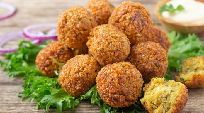Falafel: Ortadoğu’nun Altın Lezzeti Ortadoğu mutfağının en bilinen ve sevilen lezzetlerinden biri olan Falafel, nohut veya bakla gibi baklagillerden yapılan küçük, yuvarlak köftelerdir. Baharatlarla zenginleştirilen bu karışım, kızartılarak ya da fırında pişirilerek servis edilir. Falafel, hem doyurucu hem de besleyici bir seçenek olarak öne çıkar. Konulu bir haber görseli.