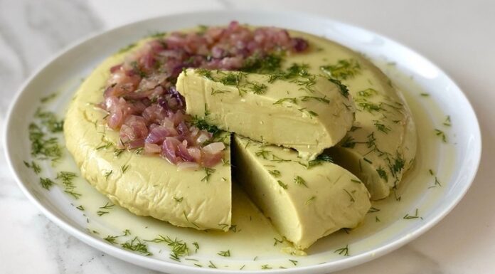 Fava İle Sofralara Lezzetli ve Sağlıklı Dokunuş Fava, özellikle Ege mutfağının sevilen mezelerinden biridir ve hem lezzeti hem de besleyici özelliği ile öne çıkar. Fava, ezilmiş bakla, zeytinyağı ve limon ile hazırlanan, hafif ama besleyici bir mezedir. İçerdiği bakla, protein ve lif açısından zengin olduğu için hem tokluk hissi sağlar hem de sindirim sistemini destekler. Limon ve zeytinyağı, ezmenin aromasını güçlendirirken, vücuda sağlıklı yağ ve vitamin kazandırır. Konulu bir haber görseli.