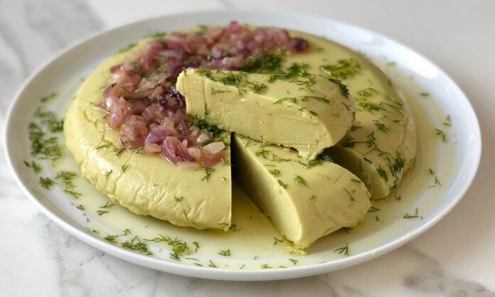 Fava İle Sofralara Lezzetli ve Sağlıklı Dokunuş Fava, özellikle Ege mutfağının sevilen mezelerinden biridir ve hem lezzeti hem de besleyici özelliği ile öne çıkar. Fava, ezilmiş bakla, zeytinyağı ve limon ile hazırlanan, hafif ama besleyici bir mezedir. İçerdiği bakla, protein ve lif açısından zengin olduğu için hem tokluk hissi sağlar hem de sindirim sistemini destekler. Limon ve zeytinyağı, ezmenin aromasını güçlendirirken, vücuda sağlıklı yağ ve vitamin kazandırır. Konulu bir haber görseli.