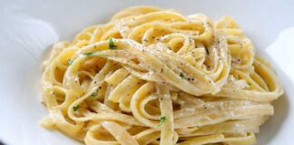 Fettucine Alfredo, İtalyan mutfağının kremalı makarna klasikleri arasında yer alır ve özellikle tereyağı ve parmesan peyniri ile hazırlanan sosuyla tanınır. Makarna, geniş ve düz fettucine hamurundan yapılır, bu sayede sosu iyice emerek kremamsı bir dokuyu elde eder. Konulu bir haber görseli.