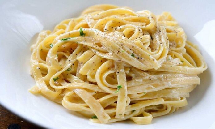 Fettucine Alfredo, İtalyan mutfağının kremalı makarna klasikleri arasında yer alır ve özellikle tereyağı ve parmesan peyniri ile hazırlanan sosuyla tanınır. Makarna, geniş ve düz fettucine hamurundan yapılır, bu sayede sosu iyice emerek kremamsı bir dokuyu elde eder. Konulu bir haber görseli.