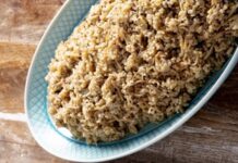 Firik pilavı, özellikle Güneydoğu Anadolu mutfağının vazgeçilmez lezzetlerinden biri olarak öne çıkıyor. Tarihi oldukça eskiye dayanan bu özel pilav, hem besleyici yapısı hem de kendine has aroması ile bilinir. Firik, olgunlaşmamış buğdayın kavrulup kurutulmasıyla elde edilir ve pilavın kendine özgü kokusunu ve tadını sağlar. Konulu bir haber görseli.