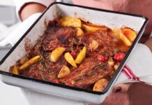 Türk mutfağı denilince akla gelen en önemli yemeklerden biri hiç şüphesiz ki fırında et tarifleridir. Et, tarih boyunca sofraların vazgeçilmezi olmuş ve farklı pişirme yöntemleriyle çeşitlenmiştir. Bu yöntemlerin en sağlıklılarından biri olan fırınlama tekniği, hem etin besin değerini korur hem de lezzetini artırır. Konulu bir haber görseli.