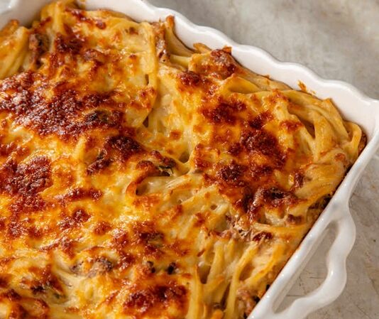 Türk mutfağında hem pratikliği hem de doyuruculuğu ile öne çıkan fırında makarna, yıllardır sofraların en sevilen yemeklerinden biridir. Özellikle kalabalık aile yemeklerinde ve davet sofralarında sıkça tercih edilen bu tarif, hem görünüşü hem de lezzetiyle beğeni kazanır. Sıcacık fırından çıkan, üzeri nar gibi kızarmış bir makarna tabağı, misafirlerin hafızasında unutulmaz bir tat bırakır. Konulu bir haber görseli.