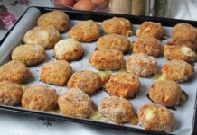 Fırında nugget, özellikle hızlı ve pratik bir öğün hazırlamak isteyenler için ideal bir seçenektir. Tavuk göğsü veya but eti kullanılarak hazırlanan nuggetlar, doğru tekniklerle fırında pişirildiğinde hem çıtır hem de sulu kalır. Bu yöntem, klasik kızartma ile kıyaslandığında daha az yağ kullanımı sağlar ve böylece daha sağlıklı bir yemek alternatifi sunar. Konulu bir haber görseli.