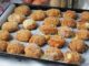 Fırında Nugget: Pratik ve Sağlıklı Tavuk Lezzeti Fırında nugget, özellikle hızlı ve pratik bir öğün hazırlamak isteyenler için ideal bir seçenektir. Tavuk göğsü veya but eti kullanılarak hazırlanan nuggetlar, doğru tekniklerle fırında pişirildiğinde hem çıtır hem de sulu kalır. Bu yöntem, klasik kızartma ile kıyaslandığında daha az yağ kullanımı sağlar ve böylece daha sağlıklı bir yemek alternatifi sunar. Konulu bir haber görseli.
