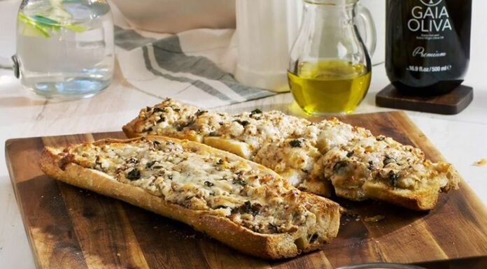Fırında Sarımsaklı Ekmek: Sofraların Vazgeçilmez Lezzeti Fırında sarımsaklı ekmek, mutfak kültürlerinde hem kahvaltılarda hem de ana yemeklerin yanında sofraların baş tacı olmuştur. Taze pişmiş ekmeğin üzerinde sarımsağın aromasıyla birleşen tereyağı veya zeytinyağı, eşsiz bir lezzet yaratır. Bu fırında sarımsaklı ekmek, hem evlerde hem de restoranlarda klasik bir seçenek olarak öne çıkar. Konulu bir haber görseli.