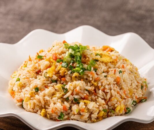 Dünya mutfağının en sevilen lezzetlerinden biri olan Fried Rice, özellikle Asya kültüründe günlük yaşamın ayrılmaz bir parçasıdır. Pirincin baharatlar, sebzeler ve çeşitli proteinlerle harmanlanmasıyla hazırlanan bu yemek, hem pratik hem de doyurucu olmasıyla öne çıkar. Farklı ülkelerde farklı tariflerle yapılan bu yemek, çok yönlülüğü sayesinde herkesin damak zevkine hitap eder. Konulu bir haber görseli.