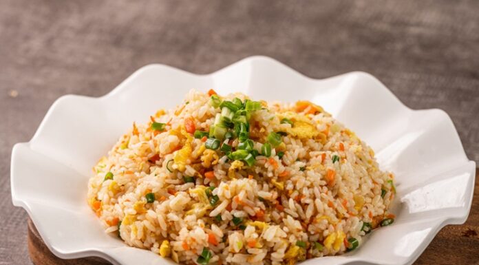 Dünya mutfağının en sevilen lezzetlerinden biri olan Fried Rice, özellikle Asya kültüründe günlük yaşamın ayrılmaz bir parçasıdır. Pirincin baharatlar, sebzeler ve çeşitli proteinlerle harmanlanmasıyla hazırlanan bu yemek, hem pratik hem de doyurucu olmasıyla öne çıkar. Farklı ülkelerde farklı tariflerle yapılan bu yemek, çok yönlülüğü sayesinde herkesin damak zevkine hitap eder. Konulu bir haber görseli.