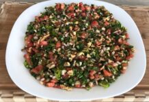 Gavurdağı Salatası, özellikle Güneydoğu Anadolu ve Akdeniz bölgelerinde sofraların vazgeçilmez lezzetlerinden biridir. Adını, özellikle Antep ve çevresinde yetişen taze malzemelerden alan bu salata, hem hafif hem de besleyici bir alternatif olarak öne çıkar. Salatanın temel özelliği, taze sebzelerin ve yöresel baharatların bir araya gelerek ortaya eşsiz bir tat çıkarmasıdır. Konulu bir haber görseli.