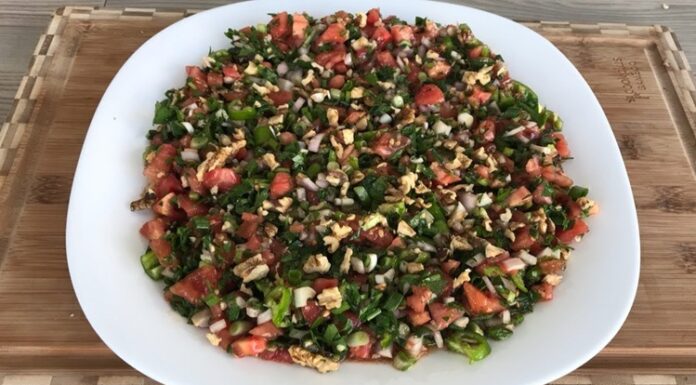 Gavurdağı Salatası: Ege Ve Akdeniz’in Taze Lezzeti Gavurdağı Salatası, özellikle Güneydoğu Anadolu ve Akdeniz bölgelerinde sofraların vazgeçilmez lezzetlerinden biridir. Adını, özellikle Antep ve çevresinde yetişen taze malzemelerden alan bu salata, hem hafif hem de besleyici bir alternatif olarak öne çıkar. Salatanın temel özelliği, taze sebzelerin ve yöresel baharatların bir araya gelerek ortaya eşsiz bir tat çıkarmasıdır. Konulu bir haber görseli.