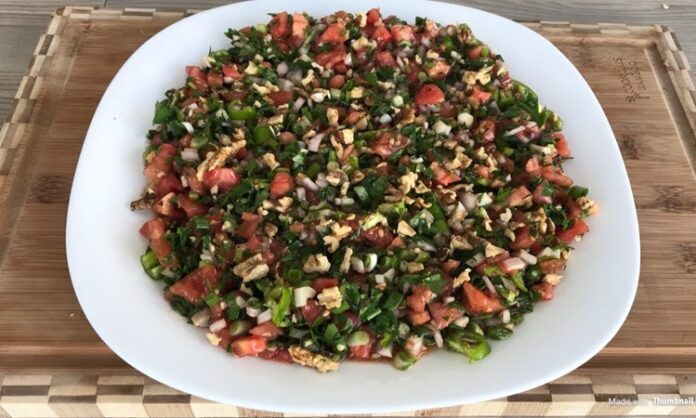 Gavurdağı Salatası Ege Ve Akdeniz’in Taze Lezzeti Gavurdağı Salatası, özellikle Güneydoğu Anadolu ve Akdeniz bölgelerinde sofraların vazgeçilmez lezzetlerinden biridir. Adını, özellikle Antep ve çevresinde yetişen taze malzemelerden alan bu salata, hem hafif hem de besleyici bir alternatif olarak öne çıkar. Salatanın temel özelliği, taze sebzelerin ve yöresel baharatların bir araya gelerek ortaya eşsiz bir tat çıkarmasıdır. Konulu bir haber görseli.