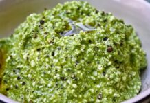 Girit ezmesi, özellikle Ege mutfağının sevilen mezelerinden biridir ve hem hafifliği hem de besleyici özelliği ile öne çıkar. Girit ezmesi, közlenmiş patlıcan, yoğurt, sarımsak, zeytinyağı ve limon ile hazırlanan, hem lezzetli hem de sağlıklı bir mezedir. Patlıcan, lif ve vitamin açısından zengindir, sindirim sistemini destekler ve tokluk hissi sağlar. Yoğurt ise protein ve probiyotik içerir, bağışıklık sistemini güçlendirir. Zeytinyağı ve limon, hem lezzet hem de sağlıklı yağ alımı açısından yemeğe katkı sağlar. Konulu bir haber görseli.