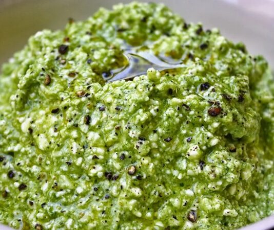 Girit ezmesi, özellikle Ege mutfağının sevilen mezelerinden biridir ve hem hafifliği hem de besleyici özelliği ile öne çıkar. Girit ezmesi, közlenmiş patlıcan, yoğurt, sarımsak, zeytinyağı ve limon ile hazırlanan, hem lezzetli hem de sağlıklı bir mezedir. Patlıcan, lif ve vitamin açısından zengindir, sindirim sistemini destekler ve tokluk hissi sağlar. Yoğurt ise protein ve probiyotik içerir, bağışıklık sistemini güçlendirir. Zeytinyağı ve limon, hem lezzet hem de sağlıklı yağ alımı açısından yemeğe katkı sağlar. Konulu bir haber görseli.