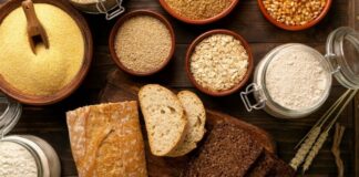 Son yıllarda beslenme trendlerinde önemli bir yere sahip olan glutensiz yemekler, özellikle gluten hassasiyeti olan bireyler için vazgeçilmez hale gelmiştir. Glutensiz beslenme, buğday, arpa ve çavdar gibi gluten içeren tahıllardan uzak durmayı gerektirir ve yalnızca doğal olarak gluten içermeyen besinlerin tüketilmesini öngörür. Bu sayede hem sindirim sorunları azaltılır hem de genel sağlık üzerinde olumlu etkiler gözlemlenir. Konulu bir haber görseli.