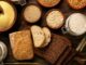 Glutensiz Beslenme: Sağlıklı ve Lezzetli Alternatifler Son yıllarda beslenme trendlerinde önemli bir yere sahip olan glutensiz yemekler, özellikle gluten hassasiyeti olan bireyler için vazgeçilmez hale gelmiştir. Glutensiz beslenme, buğday, arpa ve çavdar gibi gluten içeren tahıllardan uzak durmayı gerektirir ve yalnızca doğal olarak gluten içermeyen besinlerin tüketilmesini öngörür. Bu sayede hem sindirim sorunları azaltılır hem de genel sağlık üzerinde olumlu etkiler gözlemlenir. Konulu bir haber görseli.