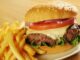Hamburger, günümüzde hızlı yemek kültürünün en bilinen simgelerinden biridir. Ancak bu lezzetin kökenleri çok daha eskilere dayanır. Almanya’nın Hamburg şehrinden adını alan hamburger, Amerika’da popülerleşmiş ve kısa sürede küresel bir fenomen haline gelmiştir. Bugün dünyanın neredeyse her köşesinde farklı çeşitleriyle tüketilen hamburger, yalnızca bir yiyecek değil aynı zamanda modern yaşamın simgelerinden biri olmuştur. Konulu bir haber görseli.